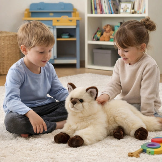 שני ילדים משחקים עם בובת חתול שמנת רכה על שטיח